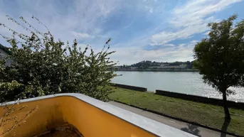 Kleiner Balkon mit weitem Blick über den Fluss und die umliegende Landschaft.
