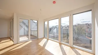 Lichtdurchfluteter Wohnraum mit Holzboden und großen Fenstern, die einen weiten Blick bieten.