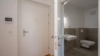Expose Wohnjuwel mit umlaufender Terrasse: lichtdurchflutetes Domizil mit großen Fensterflächen und Ankleidezimmer
