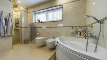 Expose Design trifft Lebensqualität – Stilvolles Einfamilienhaus mit Gartenparadies