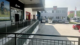 Expose Große Gewerbefläche im FMZ Auhof zu vermieten