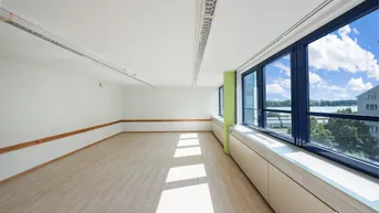 Expose Donau Business Center I 8 Zimmer I Seitlicher Blick zur Donau I Garage im Haus