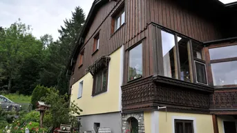 Expose Zweifamilienhaus mit Renovierungsbedarf am Ortsrand