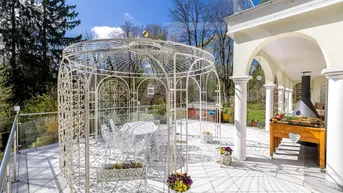 Großzügige Sonnenterrasse mit elegantem Pavillon, Außenkamin und Fliesenboden.