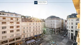 Panoramablick über eine belebte Stadtkreuzung mit historischen Gebäuden und strahlendem Sonnenschein.