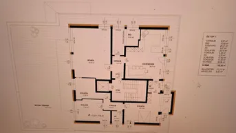 Detaillierter Grundriss einer Wohnung im Obergeschoss mit mehreren Schlafzimmern, offenem Wohn-Essbereich und großer Balkonterrasse.