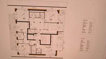 Grundrissplan für zwei Dachgeschosswohnungen mit mehreren Zimmern, Bädern und Balkonen.