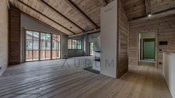 Heller Wohnbereich im Chalet-Stil mit Holzböden, Holzwänden und integriertem Kamin.