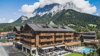 Expose Tiroler Alpenzauber: Luxuriöses Gartenapartment am Fuße der Zugspitze