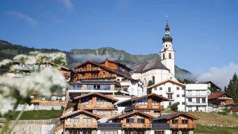 Expose Tiroler Alpenzauber: Luxuriöses Gartenapartment am Fuße der Zugspitze