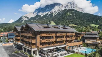 Expose Tiroler Alpenzauber: Luxuriöses Gartenapartment am Fuße der Zugspitze