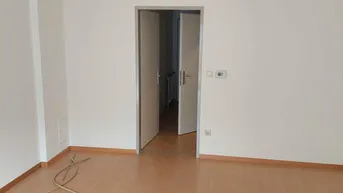 Expose Inklusivmiete: Attraktive Einzimmer-Wohnung mit großer Terrasse und Erdwärmeheizung