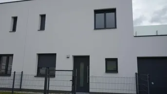 Expose ERSTBEZUG - TOP-Haus mit Doppelgarage, Dachterrasse, Garten, drei Bäder zu vermieten