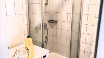 Expose Inklusivmiete: Attraktive Einzimmer-Wohnung mit großer Terrasse und Erdwärmeheizung