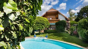 Großzügiger Gartenbereich mit privatem Pool und üppiger Bepflanzung, umgeben von grünen Hecken.
