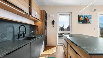 Moderne Küche mit Holz- und dunklen Fronten, Stein-Arbeitsplatte und integrierten Geräten.
