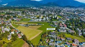 Luftaufnahme der Immobilie in einer grünen Wohngegend mit Bergblick und umliegenden Feldern.