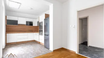 Expose Raum für Neues! 4-Zimmer-Wohnung mit Loggia nahe LKH – Renovierungsobjekt mit Möglichkeiten