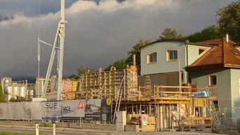 Expose Eigennutzung oder Investment: Vielseitiges Gewerbeobjekt mit Showroom, Büro &amp; Lager