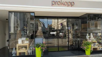 Expose ATTRAKTIVES GESCHÄFTSLOKAL DIREKT AM HAUPTPLATZ IN TULLN – VOLLSANIERT, VERMIETET &amp; IN BESTER LAGE!