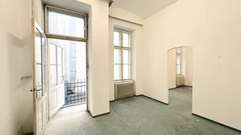 Expose NEU! Sanierungsbedürftiges Büro mit Balkon in bester Innenstadtlage!