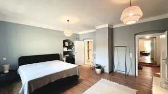 Expose NEU! Möblierte 3-Zimmer Altbaubauwohnung in historischem Haus am Neunkirchner Hauptplatz! Mit Parkplatz!