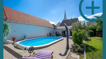 Großer Gartenbereich mit Swimmingpool, Liegestühlen und Blick auf die umliegende Bebauung.