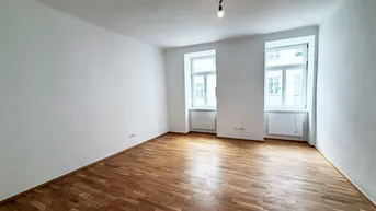 Geräumiges, helles Zimmer mit zwei großen Fenstern und schönem Parkettboden.