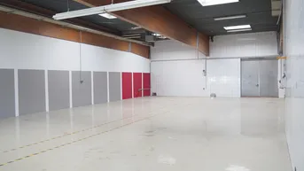 Expose Vielseitige Halle mit 215 m², Epoxidharzboden &amp; großem Einfahrtstor