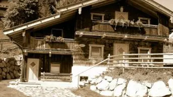 Expose Haushälfte einer Berghütte zu vermieten