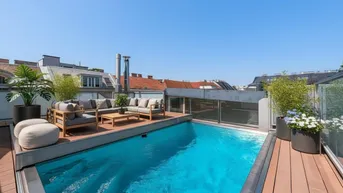 Exklusive Dachterrasse mit privatem Pool und gemütlicher Lounge-Ecke unter blauem Himmel.