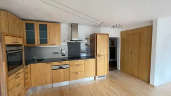 Expose Miete: 2-Zimmer-Dachgeschosswohnung mit guter Anbindung