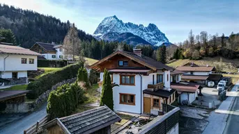 Charmantes Haus in alpiner Umgebung mit beeindruckendem Bergblick und traditioneller Architektur.
