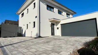 Expose NEUWERTIGES -HAAS- FERTIGHAUS MIT TOP-AUSSTATTUNG ! - DOPPELGARAGE - POOL - PV ANLAGE -