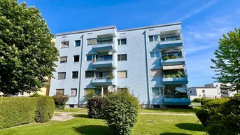 Expose BARRIEREFREIE 3 ZIM.-WOHNUNG - LOGGIA - STELLPLATZ - RUHIGE STADTRAND LAGE - RENOVIERUNGSBEDÜRFTIG