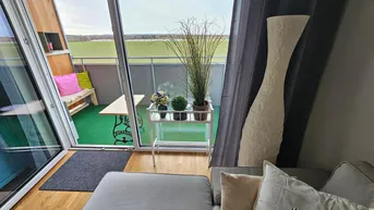 Expose NEUBAU: VOLL MÖBLIERTES 2-Zimmer APARTMENT um 790 EUR Monatsmiete am STADTRAND WIENS. In 20min bei UNO-CITY. Mit Balkon und BISAMBERG-Blick! 