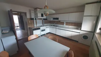 Expose geräumige Zweizimmerwohnung mit großer Wohnküche, WG geeignet