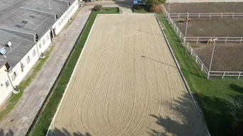 Expose Exklusive Reitsportanlage vor den Toren Wiens – 145 Boxen | Reithallen | Reitplätze | Koppeln | Villa &amp; Personalwohnungen