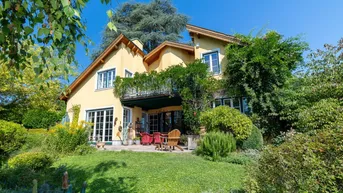 Expose Stadt trifft Land: Exklusive Villa mit Gartenidylle und Schwimmbiotop in Ruhelage.