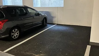 Expose Großer Tiefgaragenparkplatz