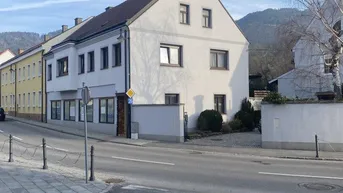 Expose 2 getrennte gepflegte Häuser (derzeit vermietet) auf einem Grund, zentrale Lage