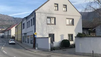 Expose 2 getrennte gepflegte Häuser (derzeit vermietet) auf einem Grund, zentrale Lage