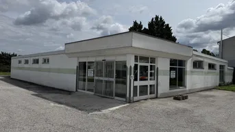 Expose Halle / Markthalle / Mehrzweckhalle in guter Lage mit großem Parkplatz zu mieten