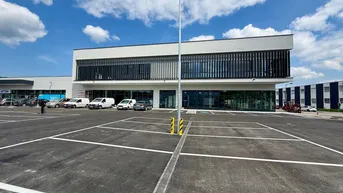 Expose AUHOF NEUBAU - *500 m² Retail im EG* und *Büroflächen im 1.OG* + Parkplätze 