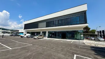 Expose AUHOF NEUBAU - *500 m² Retail im EG* und *Büroflächen im 1.OG* + Parkplätze 