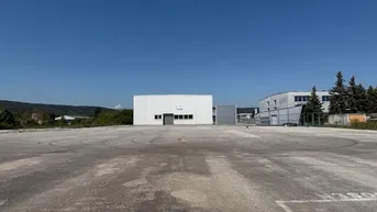 Expose 1.500 m² Lagerhalle + 8.000 m² Freifläche asphaltiert zu verkaufen