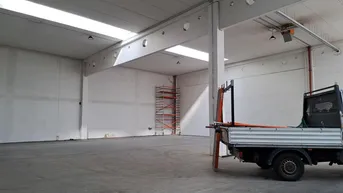 Expose 650 m² HALLE und 172 m² BÜRO ZU VERMIETEN 
