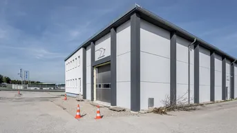 Expose 1.500 m² Lagerhalle und kleine Bürofläche + 8.000 m² Freifläche zu vermieten