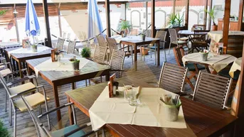 Expose Voll ausgestattetes und startbereites Gastrolokal "Kinski" mit Bar, Saal sowie gemütlichem Gastgarten zu vermieten!
