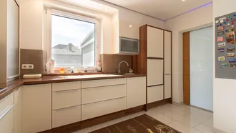 Expose Hochwertiges Einfamilienhaus mit Garage, Pool und gepflegtem Eigengarten in Traun zu verkaufen!